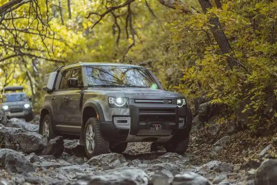 Land Rover Defender - auto terenowe klasy średniej