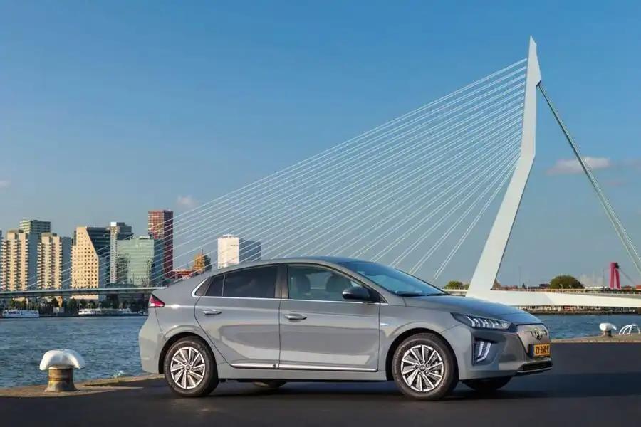 Hyundai Ioniq - hybrydowy lub elektryczny