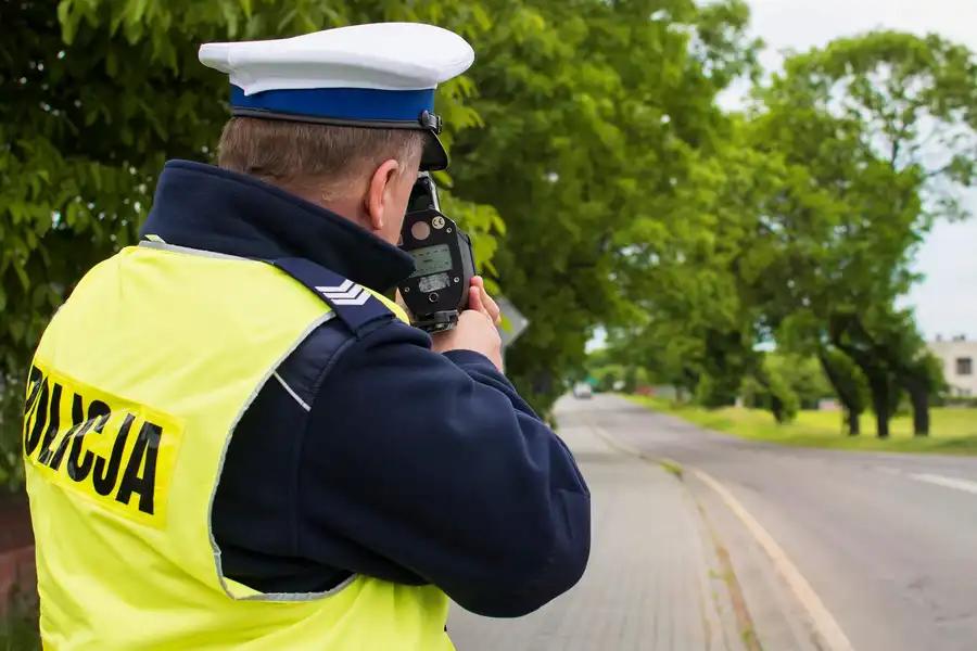 Policjant sprawdzający prędkość