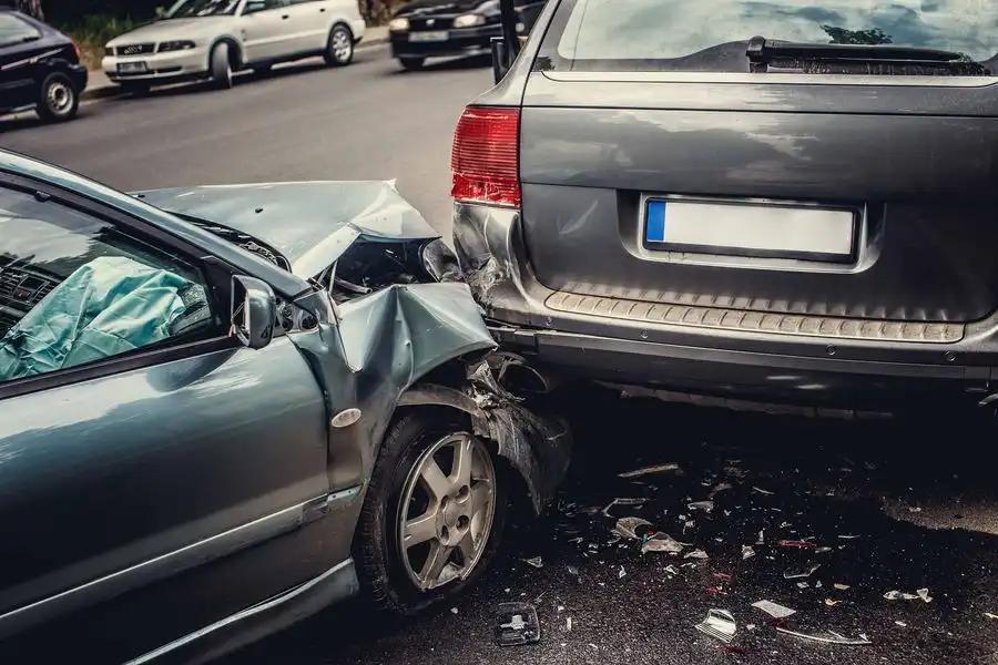 O czym należy pamiętać na miejscu kolizji drogowej?