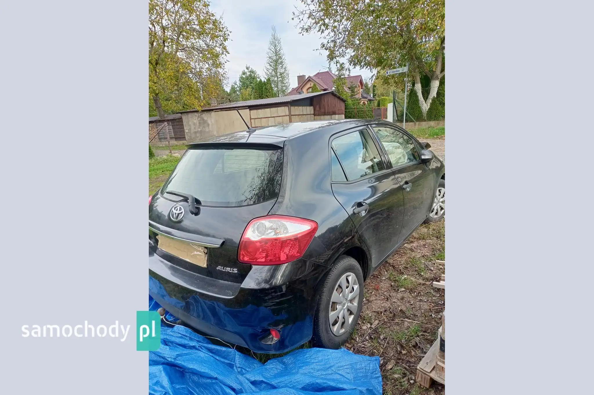 Toyota Auris Hatchback 2011