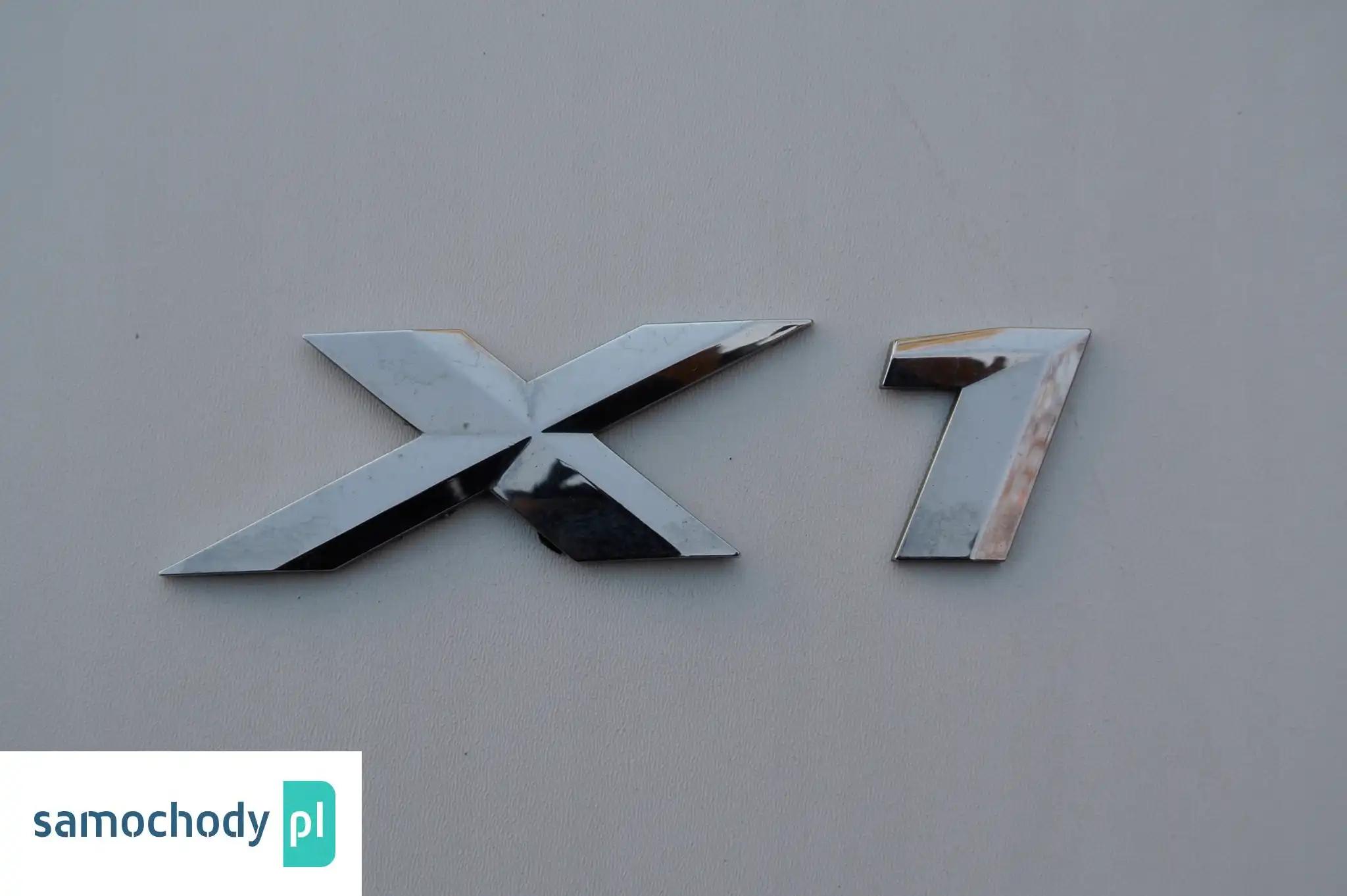 BMW F48 X1 EMBLEMAT KLAPY TYŁ