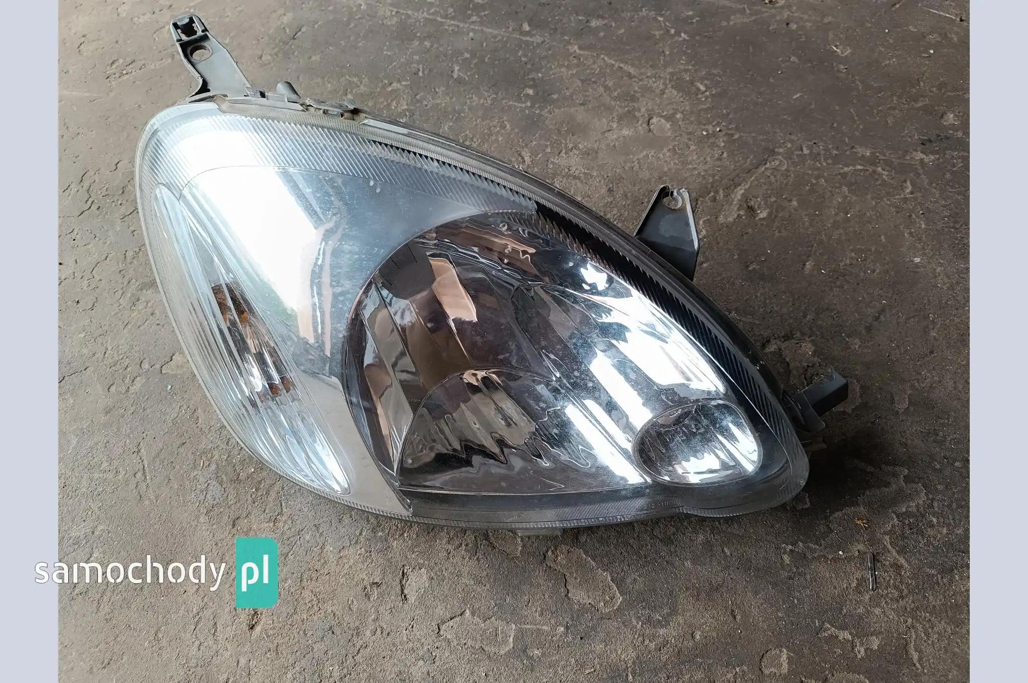 Lampa przednia prawa przód Toyota Yaris I lift