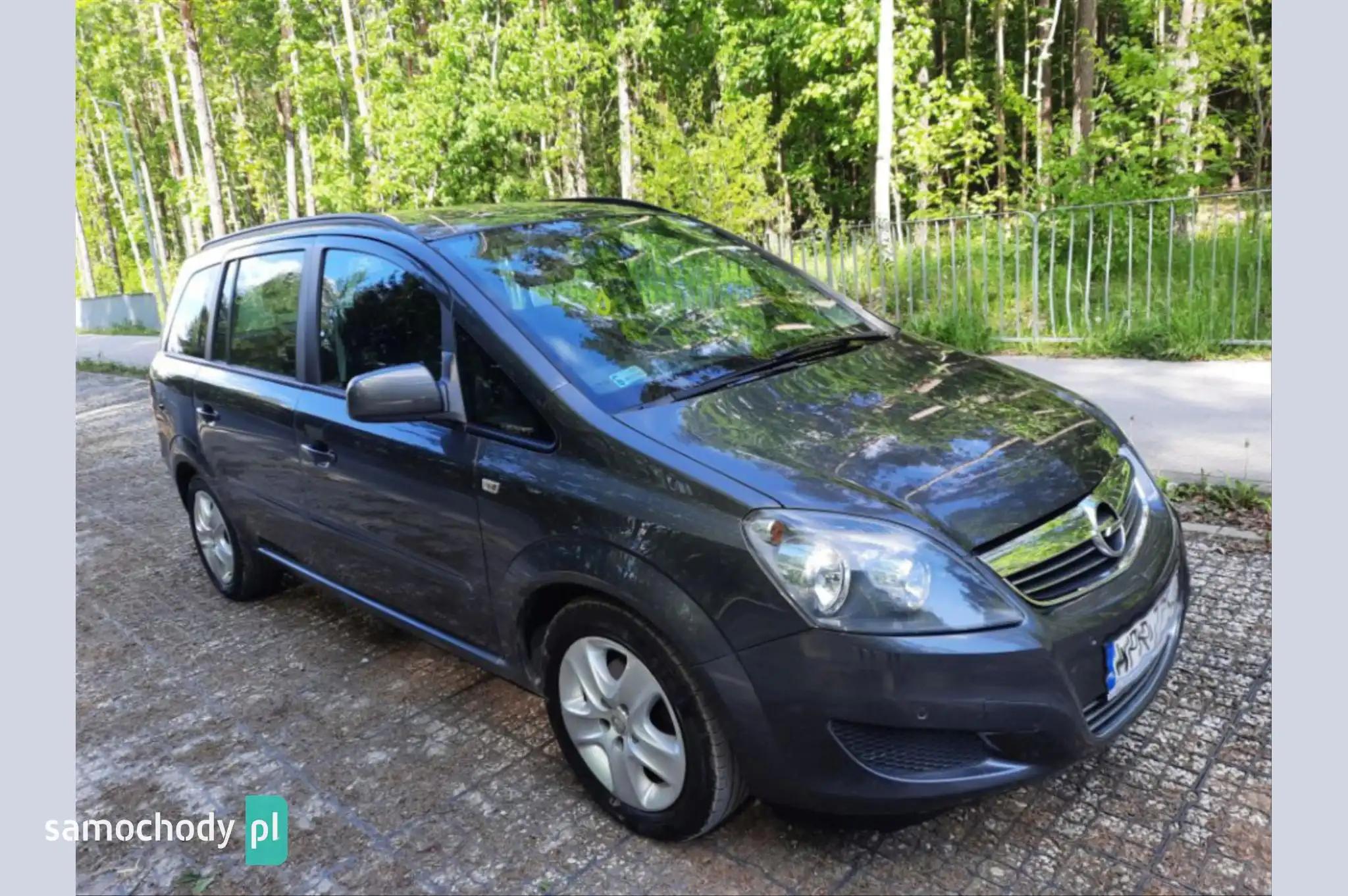 Opel Zafira Minivan 2012