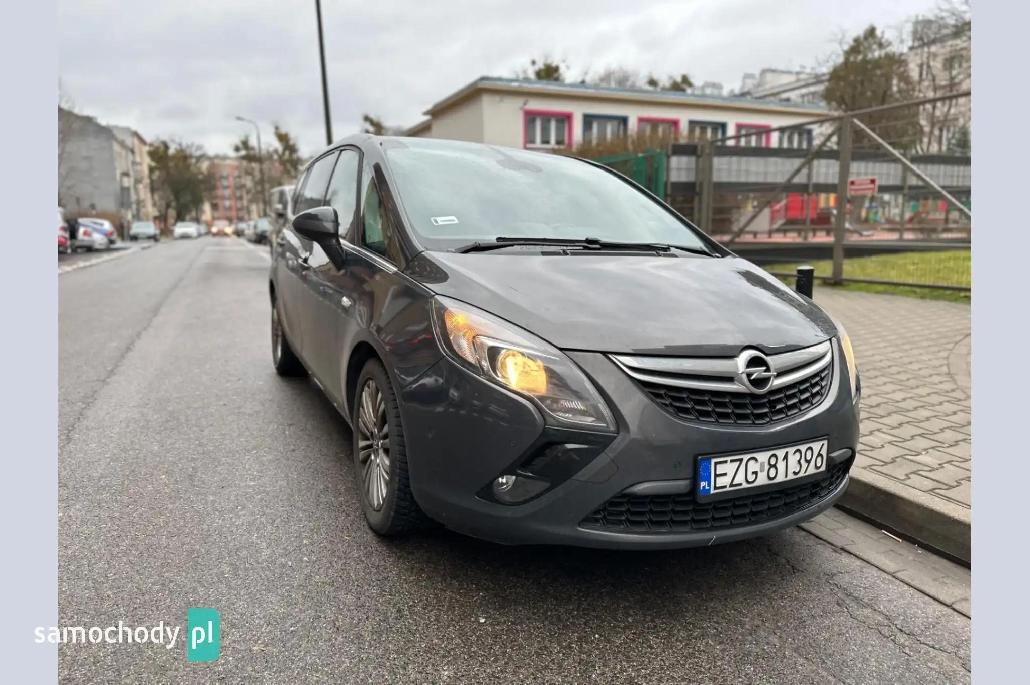 Opel Zafira Minivan 2015