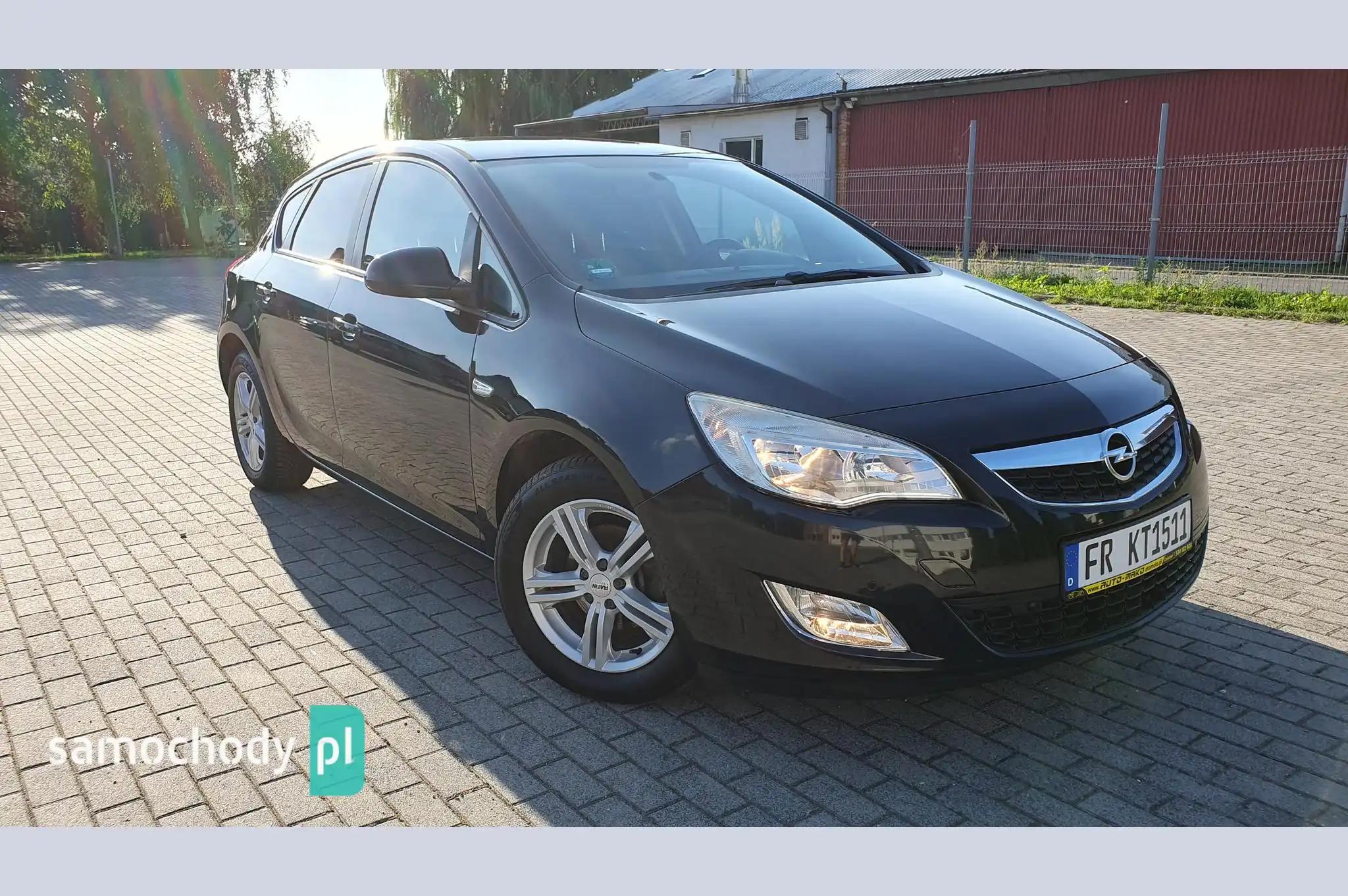 Opel Astra Hatchback 2012