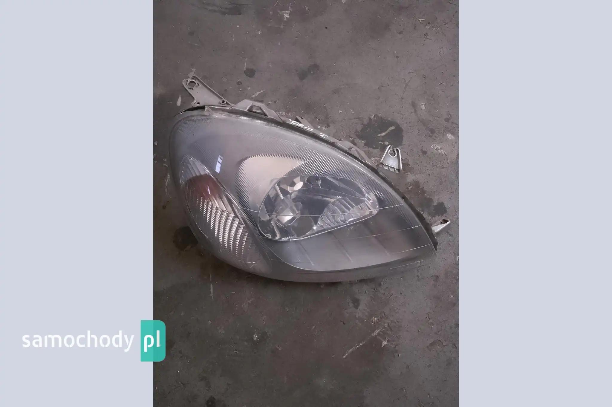 Lampa prawa przednia przód Toyota Yaris I