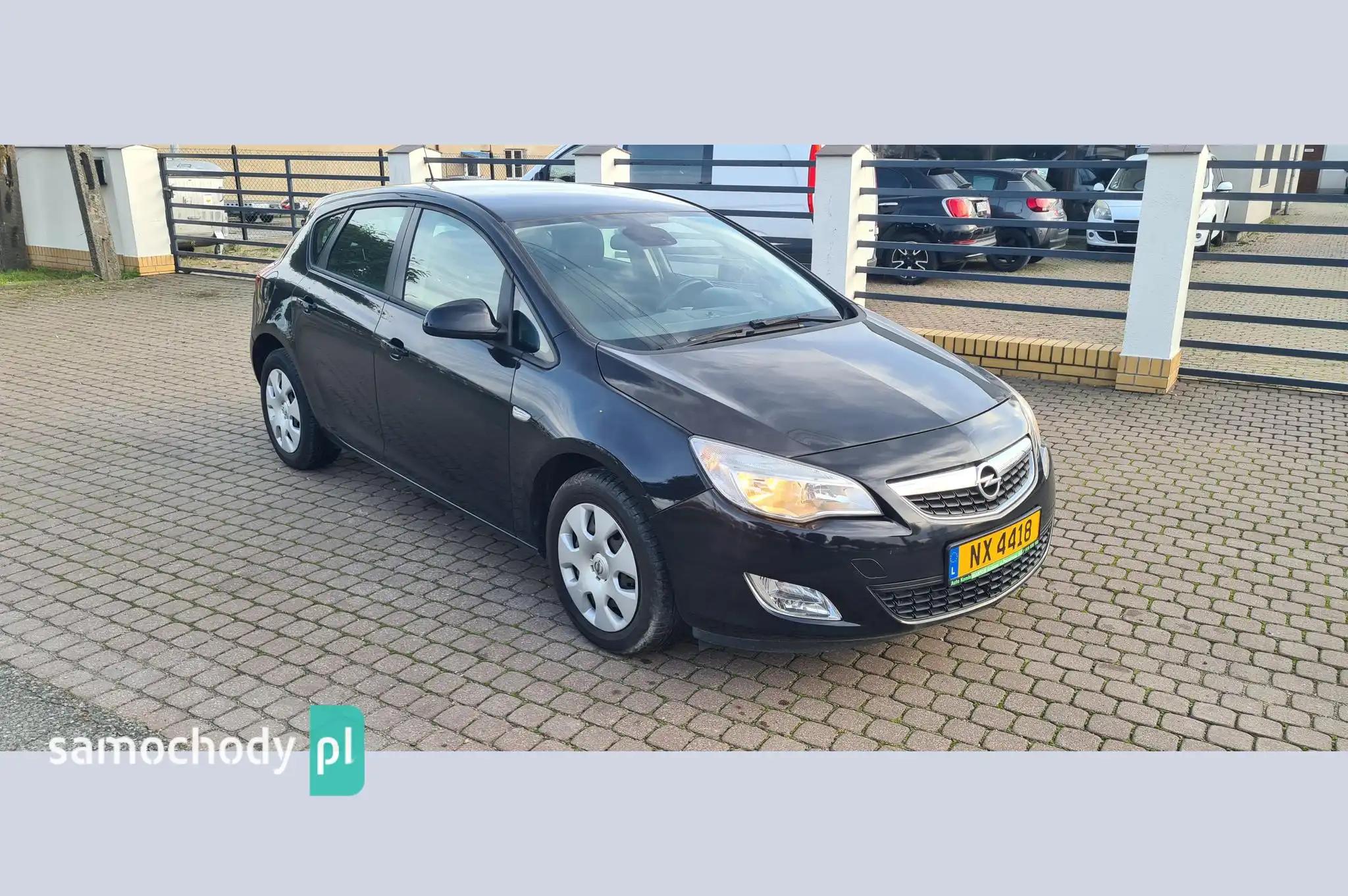 Opel Astra Hatchback 2011