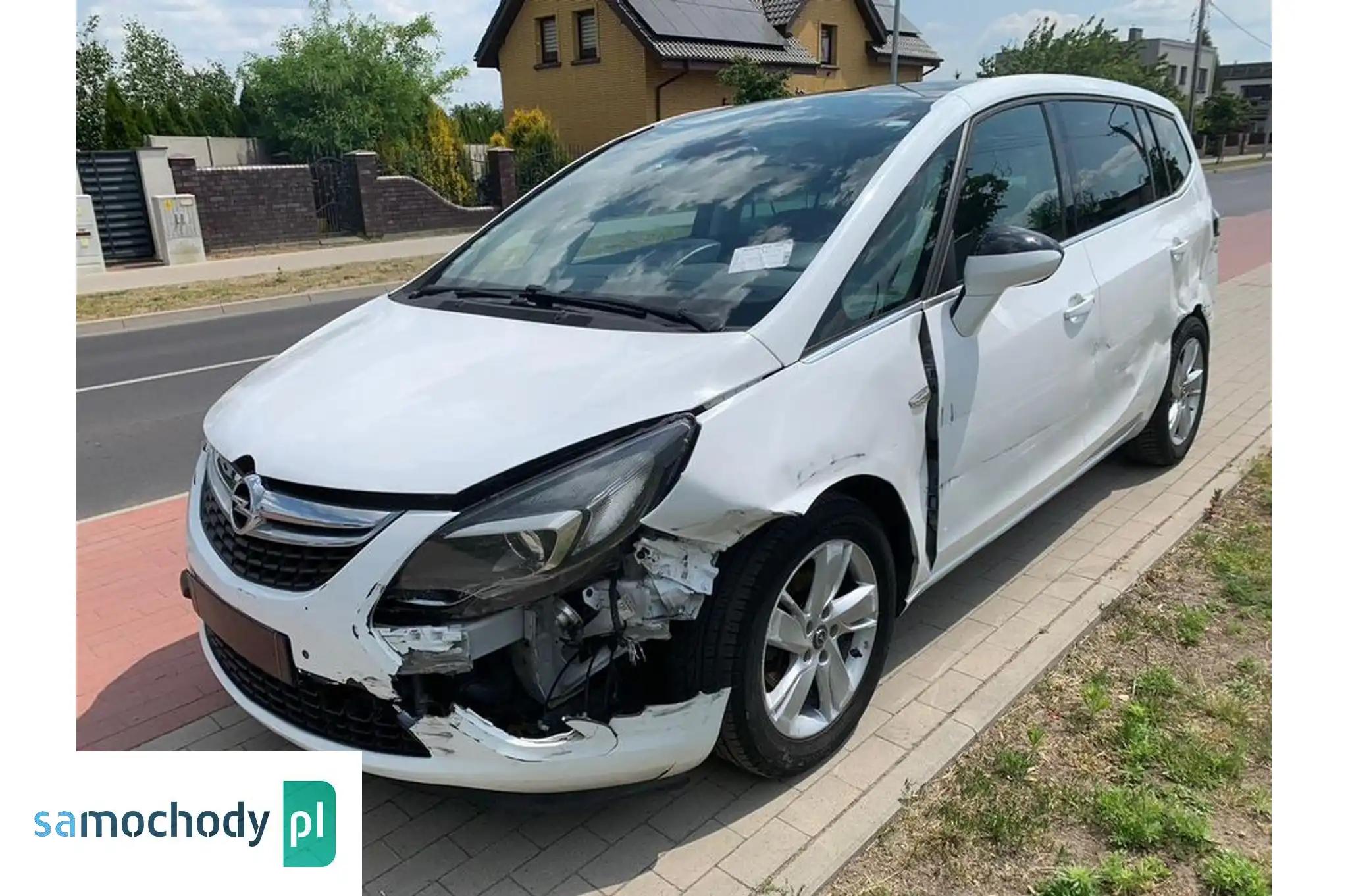 Opel Zafira Minivan 2015