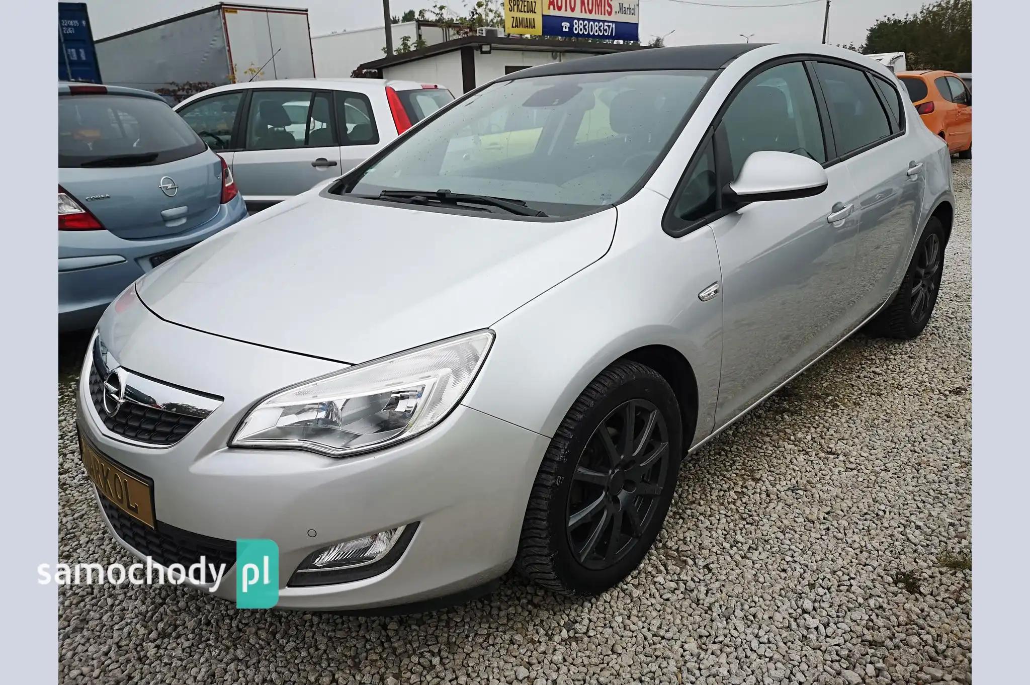 Opel Astra Hatchback 2011