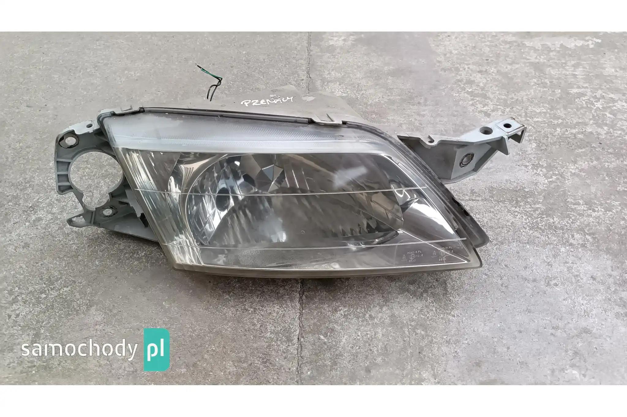 Lampa prawa przednia przód Mazda Premacy I