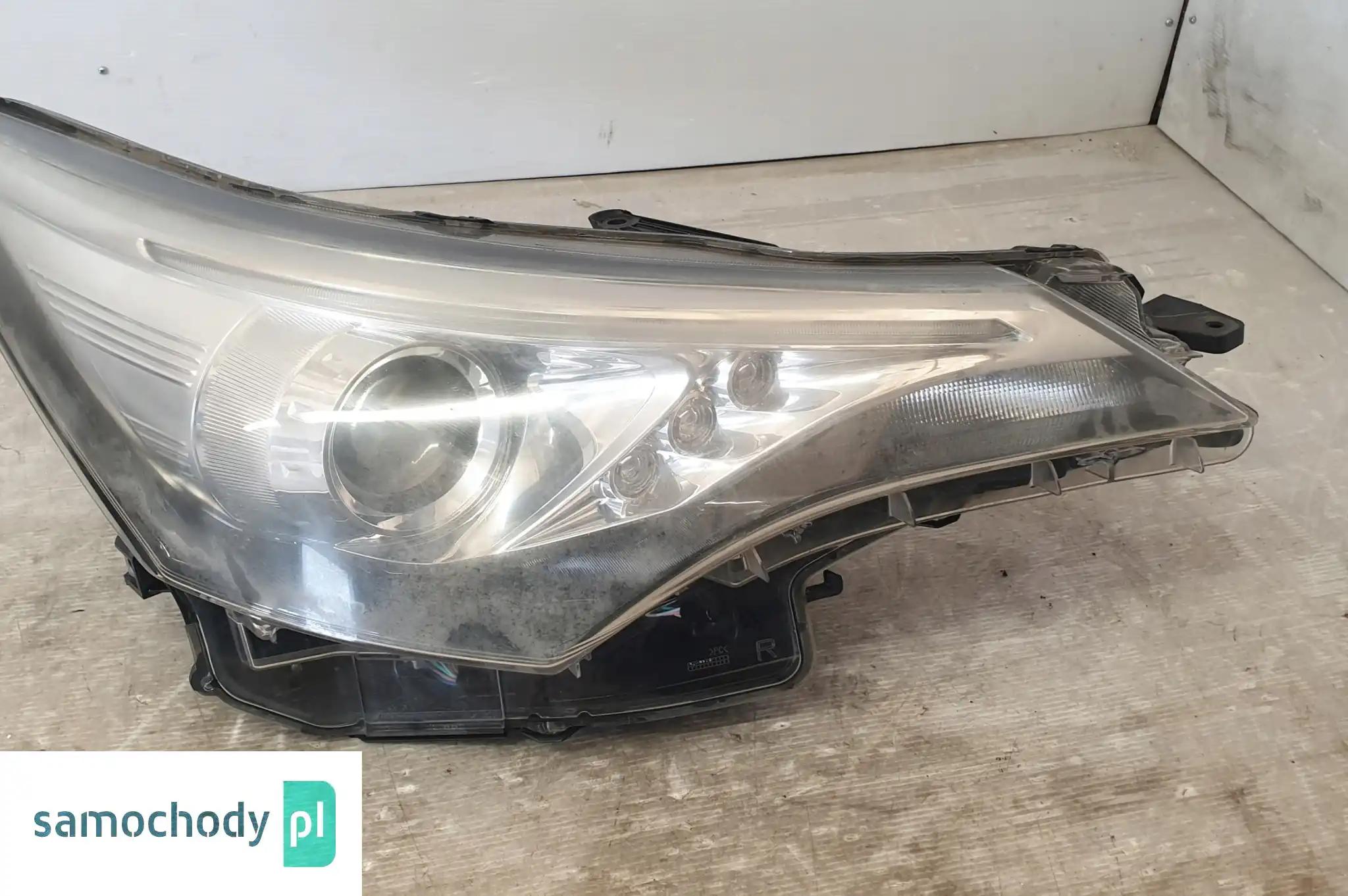 TOYOTA AVENSIS T29 16-19R LAMPA PRAWA PRZOD UK