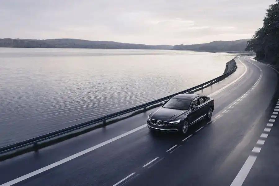 Volvo S90 - który silnik wybrać?