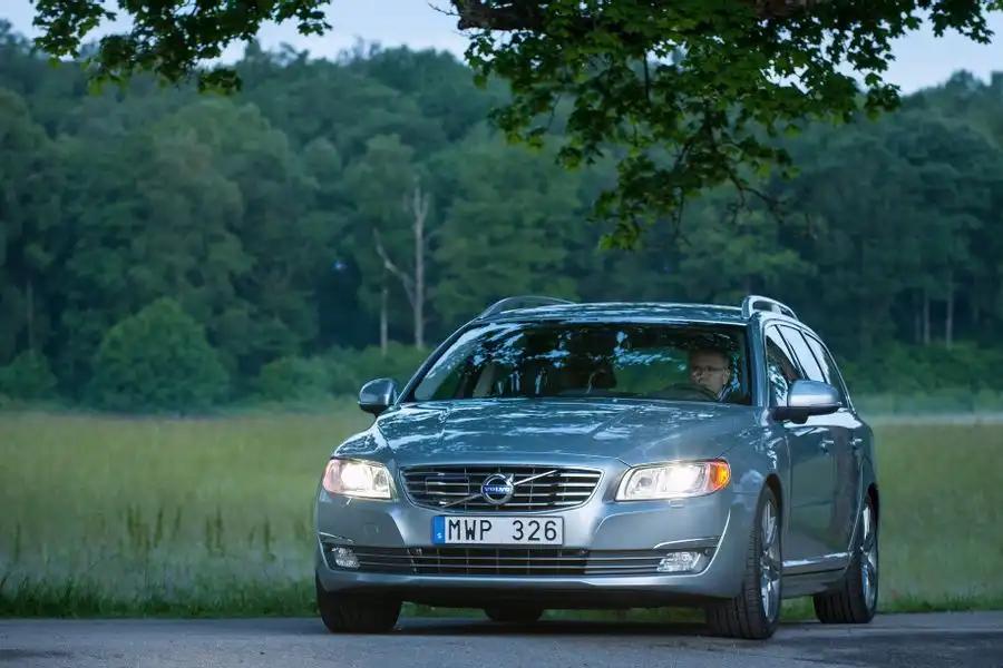 Volvo V70 to średniej i wysokiej klasy samochód osobowy