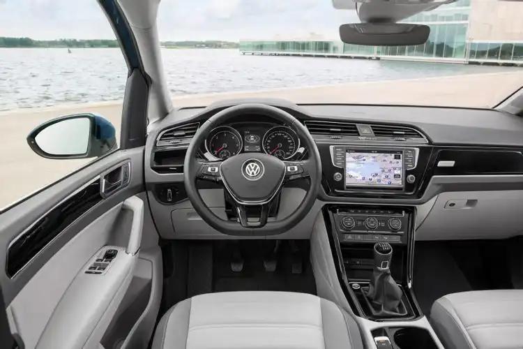 Volkswagen Touran to samochód osobowy typu minivan