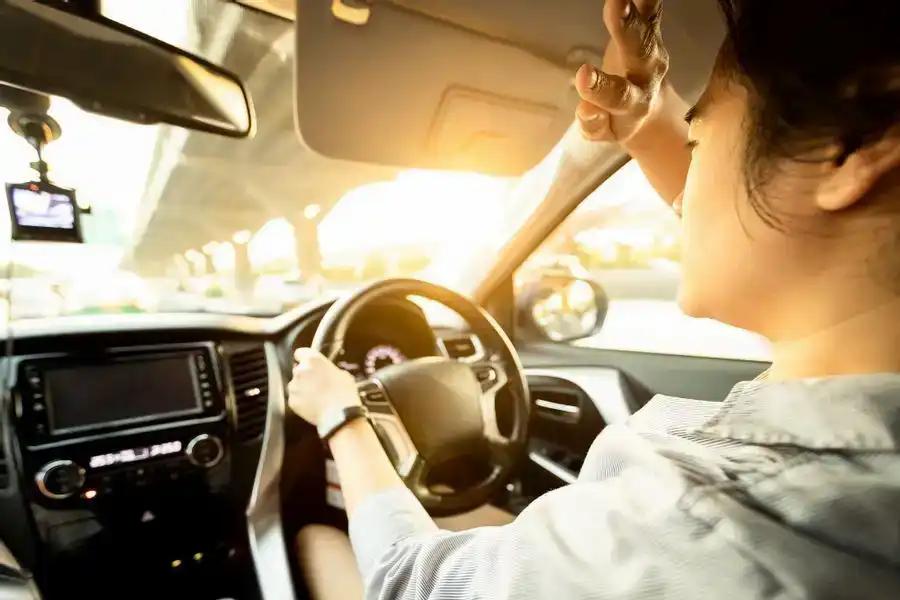 Jakie są czynniki oślepiające kierowcę? Najlepsze metody ochrony oczu