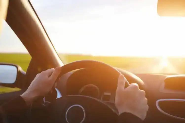 Jakie są czynniki oślepiające kierowcę? Najlepsze metody ochrony oczu