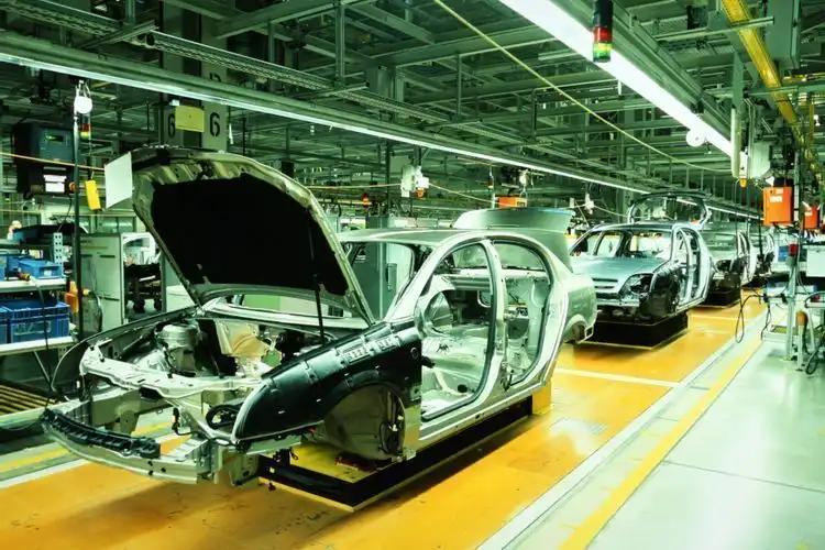 Brak półprzewodników - w wielu fabrykach staje produkcja samochodów