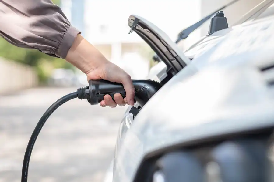 Ładowanie samochodu elektrycznego