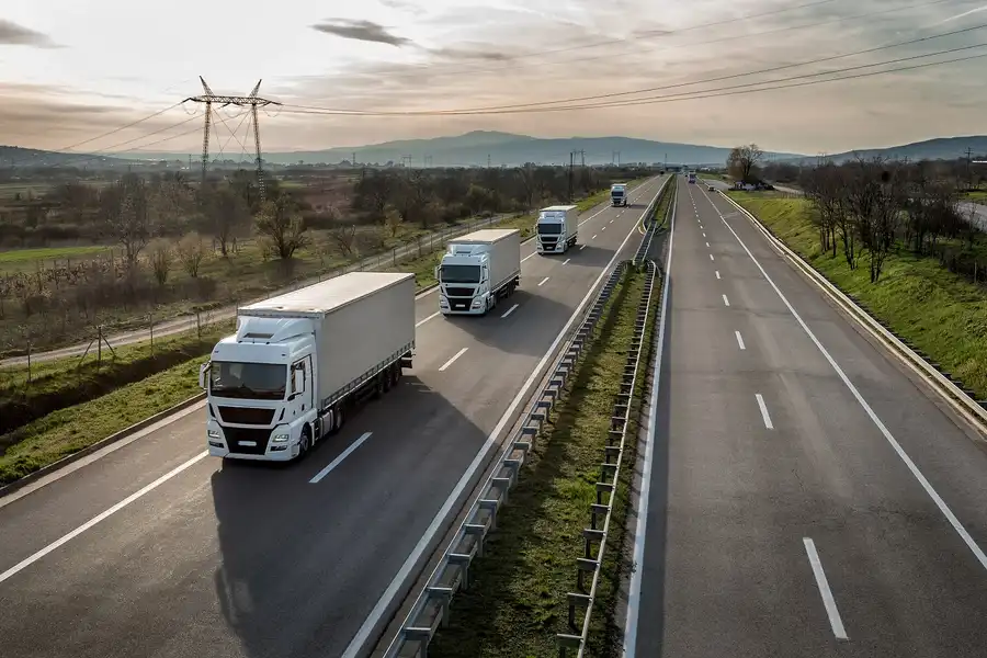 Ciężarówki na autostradzie