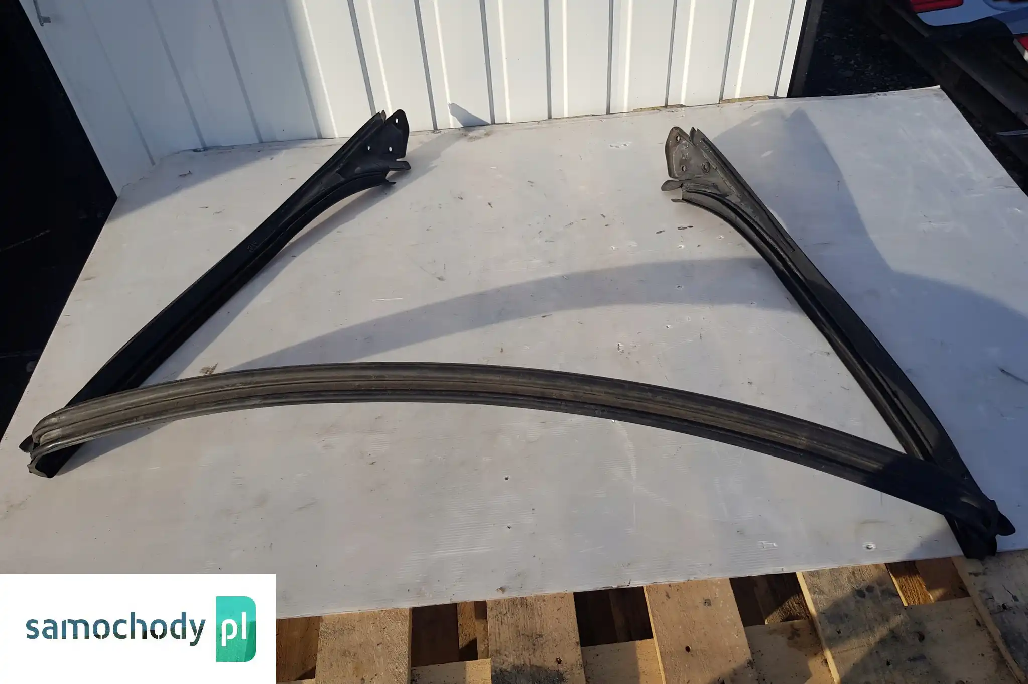 MERCEDES W207 CABRIO USZCZELKA DACHU SZYBY PRZÓD A2077200047