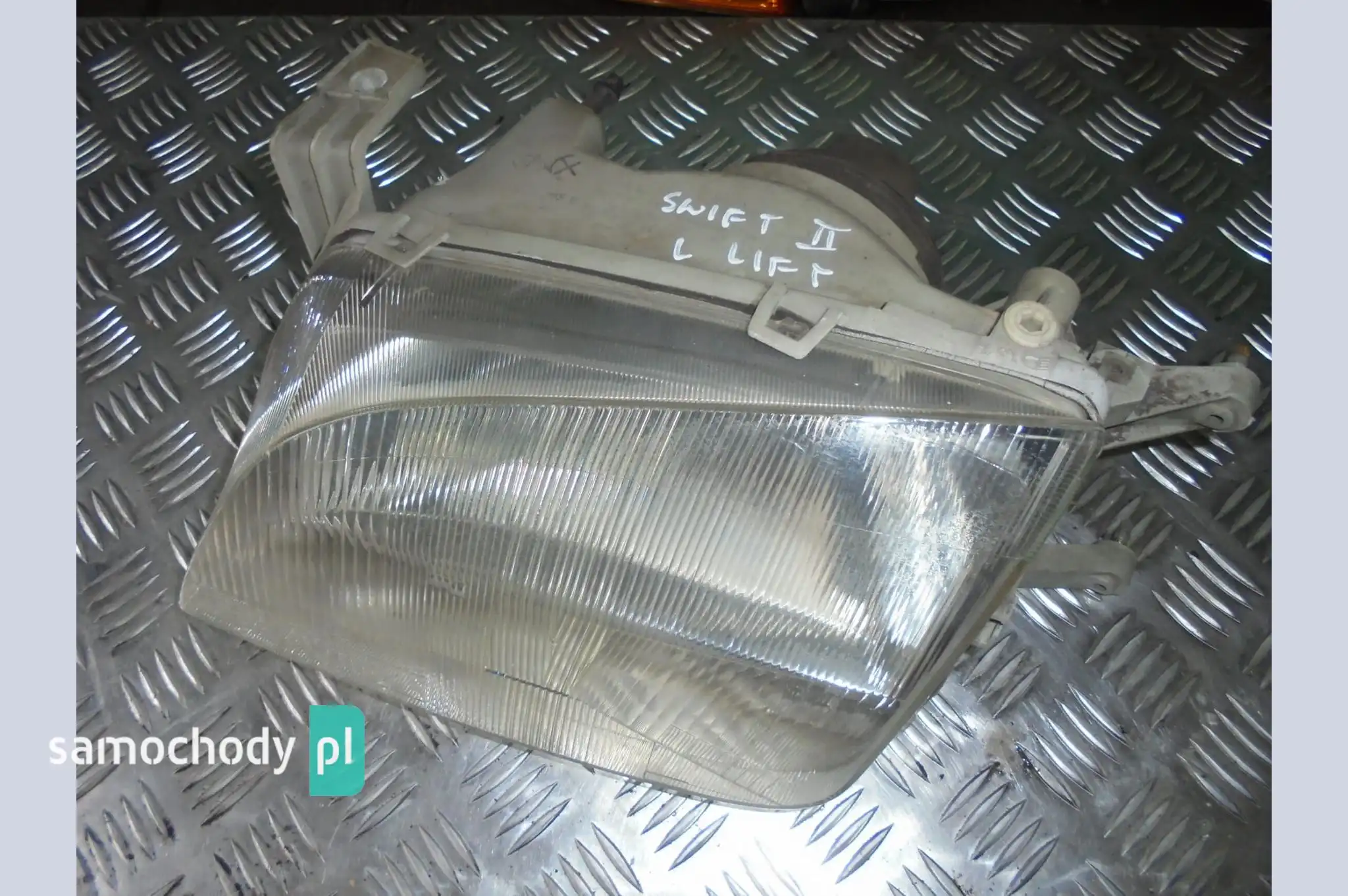 Lampa lewa przednia przód Suzuki Swift II lift