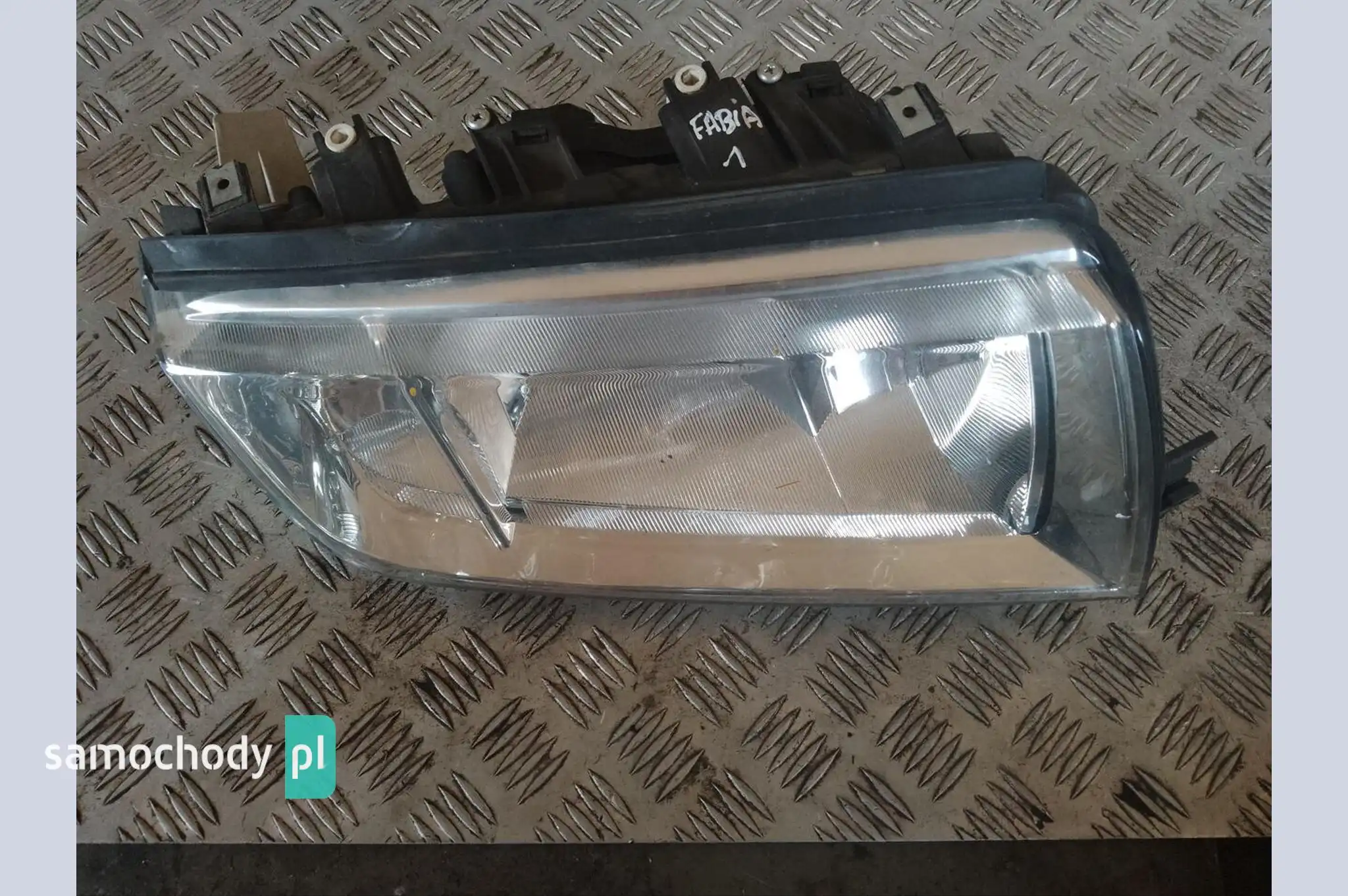Lampa prawa przednia przód Skoda Fabia I