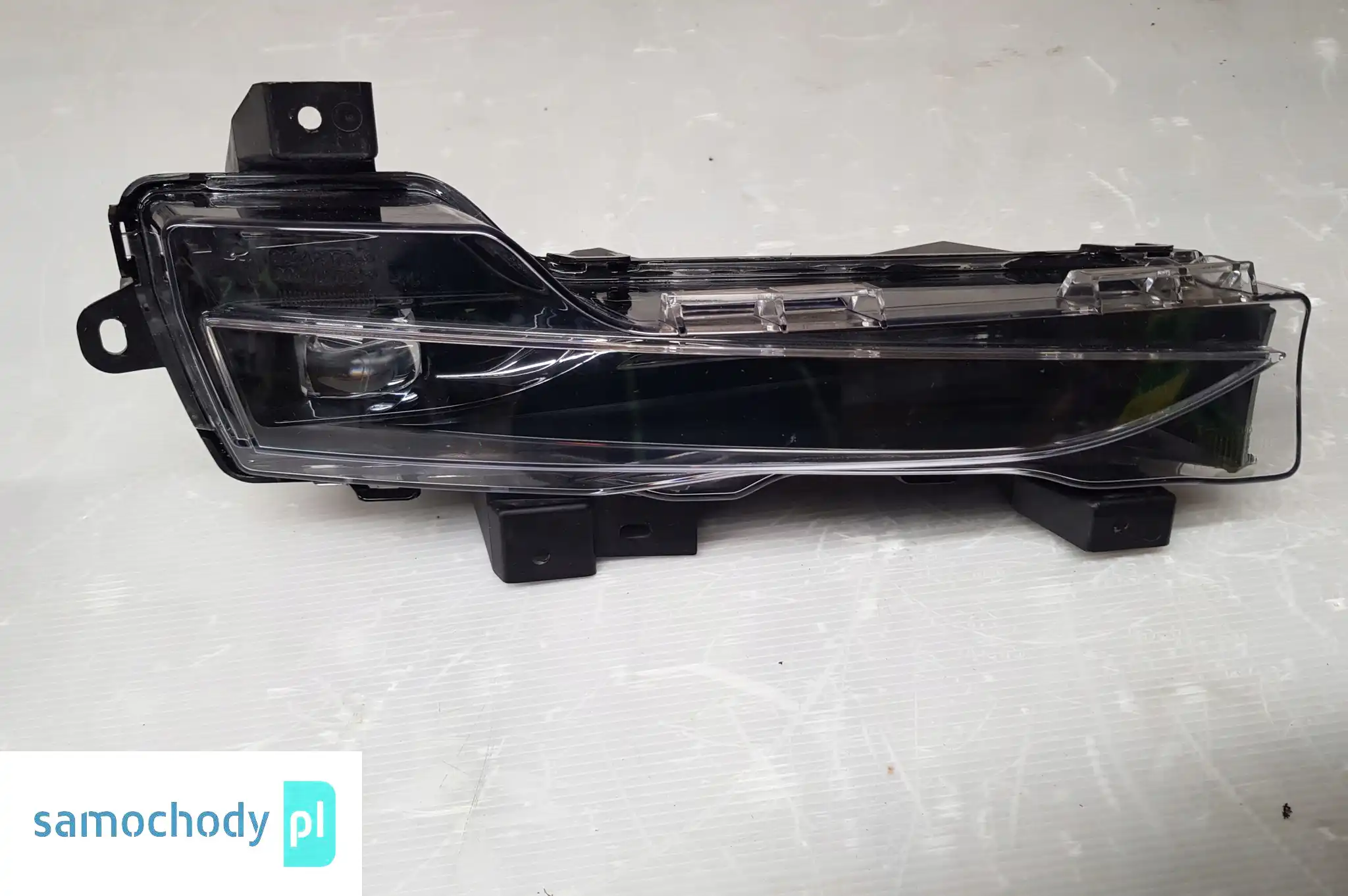 TESLA Y 3 LIFT HALOGEN LED PRAWY 1507933-00-C