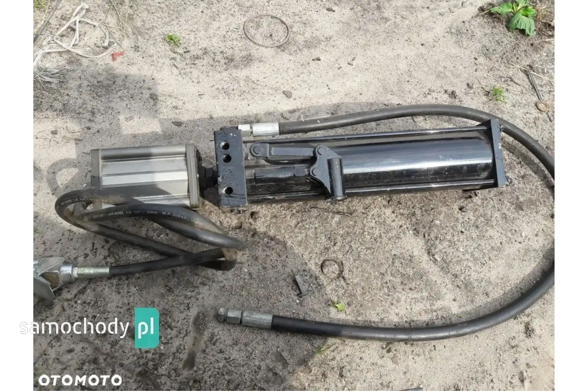 Siłownik ze wspomaganiem pneumatycznym