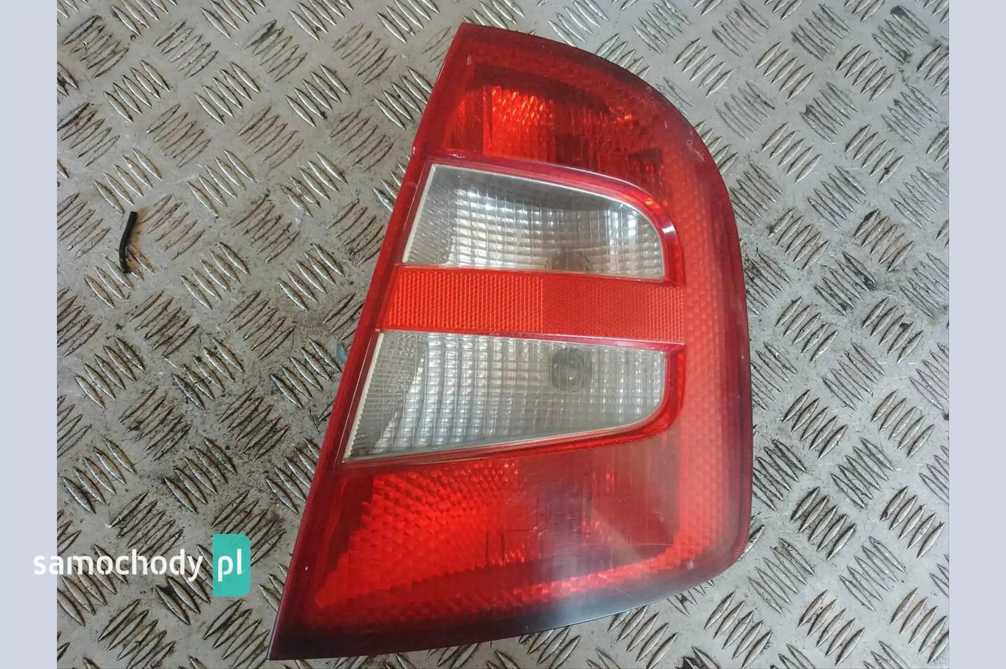 Lampa prawa tył tylna Skoda Fabia I