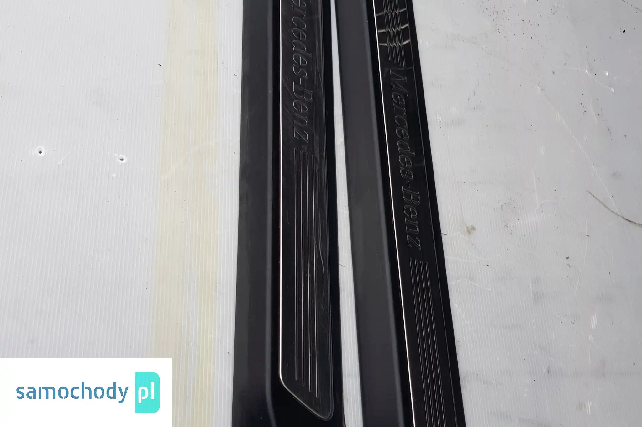 Mercedes W207 Cabrio Listwa nakładka progowa PRAWA LEWA KOMPLET A2076800174