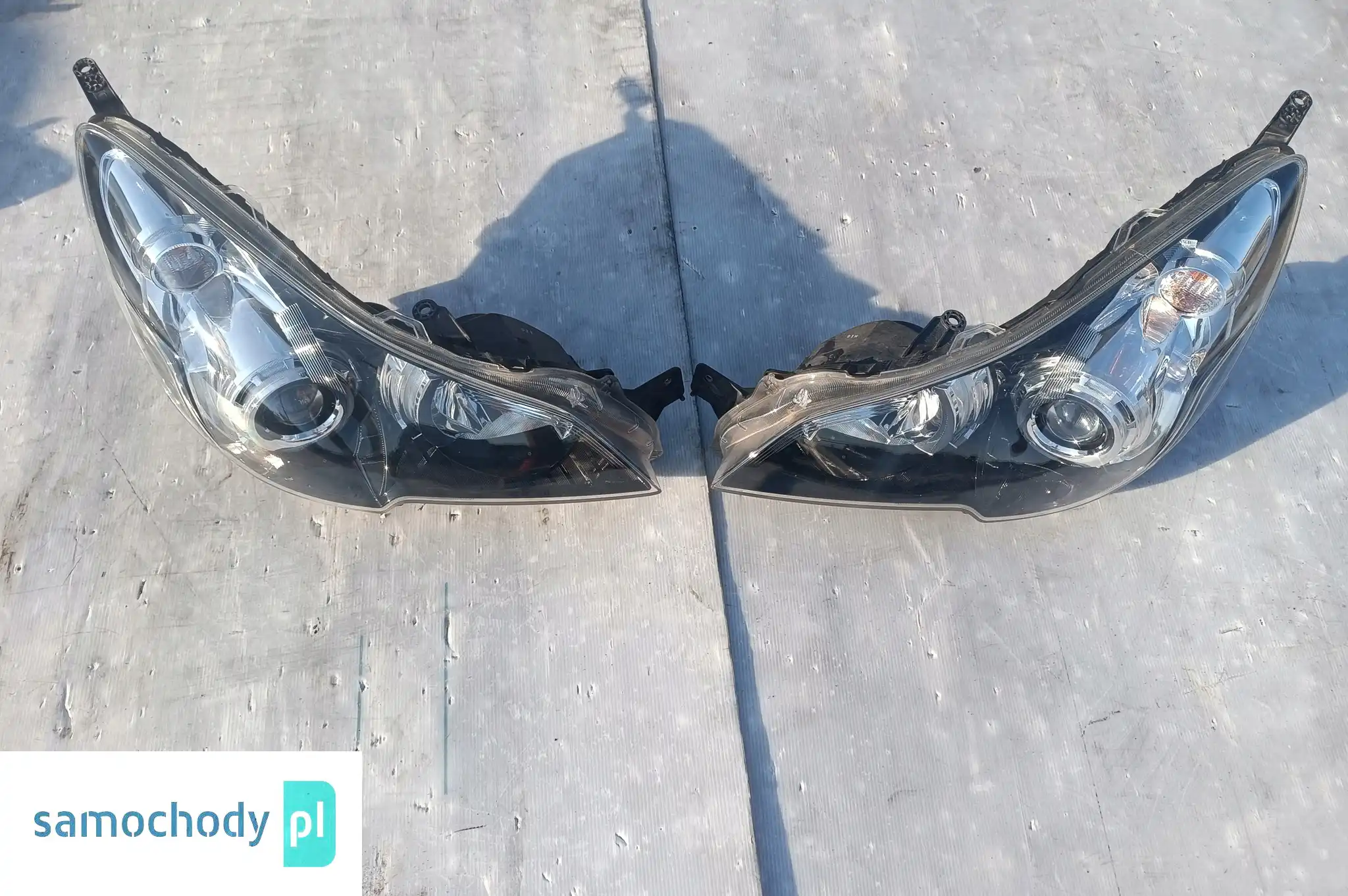Legacy V 5 lampa prawy lewy przód xenon EU bdb stan