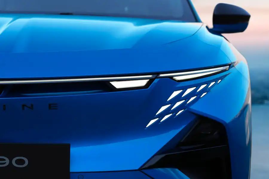 Alpine A390
